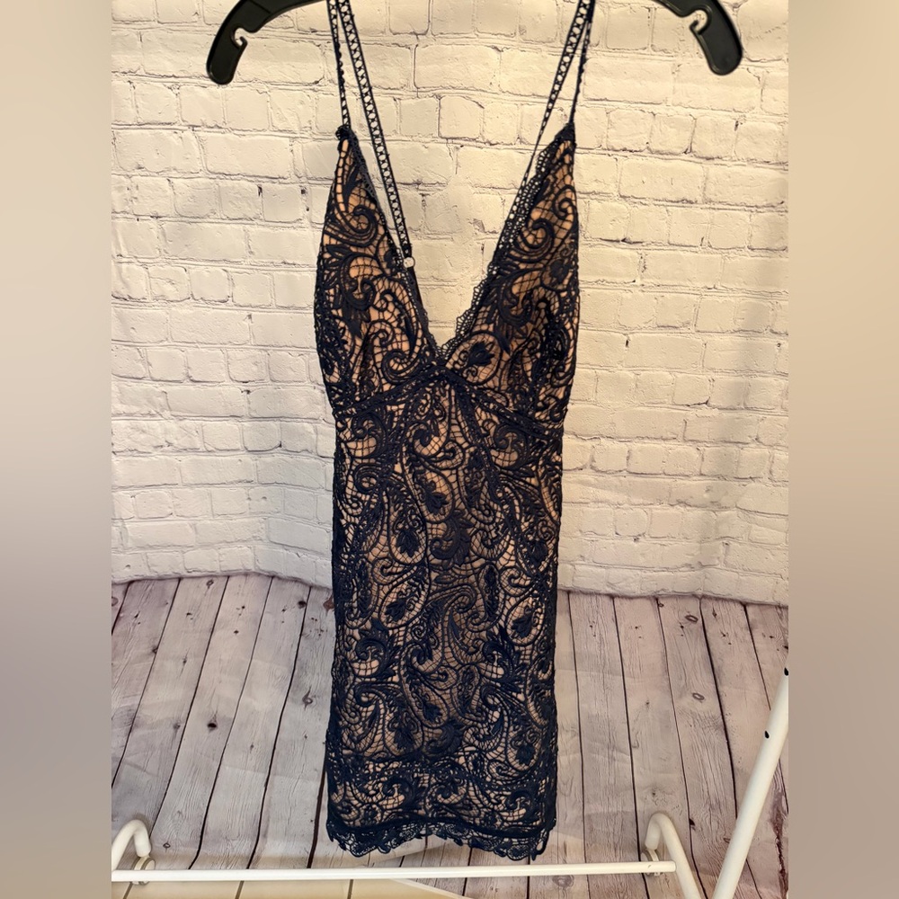 Chic Navy V-Neck Lace Backless Dress